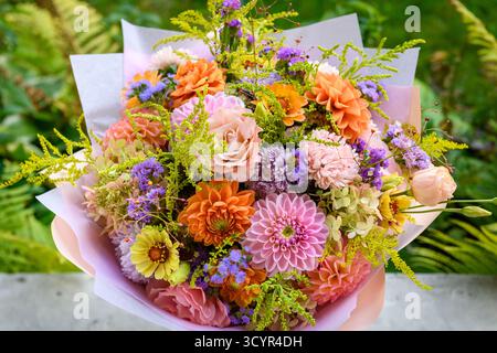 Sommerstrauß. Wunderschöne rosafarbene, lila, rötliche und orangene Blumenarrangements. Geburtstagsstrauß oder Hochzeitsstrauß aus Sommerblumen. Stockfoto