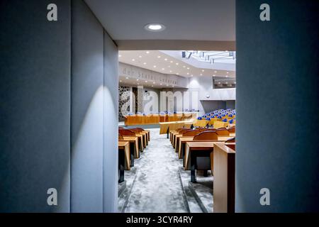 DEN HAAG - Überblick über die blauen Stühle im Plenarsaal des Repräsentantenhauses. Das Repräsentantenhaus der Generalstaaten, bekannt als Tweede Kamer (Repräsentantenhaus), bildet zusammen mit dem Senat Eerste Kamer den niederländischen Generalstaatsverband. Die Mitglieder des Repräsentantenhauses werden spätestens alle vier Jahre von den niederländischen Wählern gewählt. ANP /HOLLAND niederlande aus - belgien aus Stockfoto