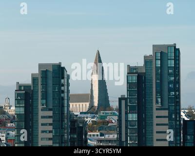 Der Kirchturm von Hallgrímskirkja überragt die moderne Skyline von reykjavik Stockfoto