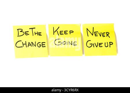 Drei gelbe Haftnotizen mit motivierenden handschriftlichen Botschaften, die Ausdauer, Positivität und Selbstverbesserung fördern. Konzept der Inspiration, e Stockfoto