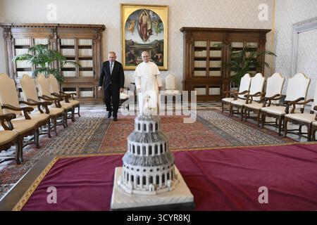 Vatikan, Vatikan. Oktober 2025. Italien, Rom, Vatikan 20. Oktober 2025 Papst Leo XIV. Erhält seine Exzellenz Nikol Pashinyan, Premierminister der Republik Armenien, Foto von VATIKANISCHEN MEDIEN/Katholische Presse Foto BESCHRÄNKT AUF REDAKTIONELLE VERWENDUNG - KEIN MARKETING - KEINE WERBEKAMPAGNEN. Quelle: Unabhängige Fotoagentur/Alamy Live News Stockfoto