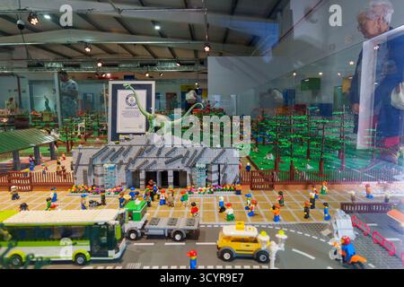 Detaillierte Innenausstellung mit einer großen LEGO-Miniaturstadt in Brickopolis, Lourinhã, Portugal Stockfoto