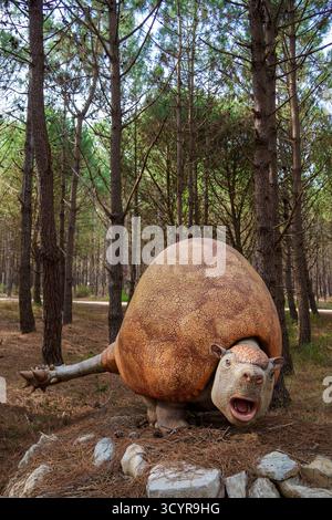 Skulptur eines Tieres aus der Eiszeit des Glyptodon im Freizeitpark Dino Parque in Lourinhã, Portugal, Europa Stockfoto