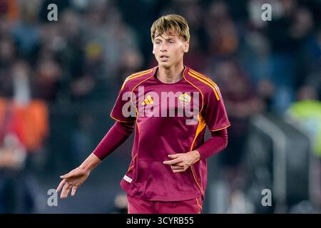 Rom, Italien. Oktober 2025. Jan Ziolkowski von AS Roma beim Spiel der Serie A Enilive zwischen AS Roma und FC Internazionale am 18. Oktober 2025 in Rom. Quelle: Giuseppe Maffia/Alamy Live News Stockfoto