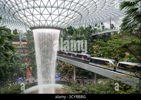 02.10.2025, Singapur, Republik Singapur, Asien - 2 Wagen des vollautomatischen Skytrain-Shuttleservice fahren durch Jewel Changi. Stockfoto