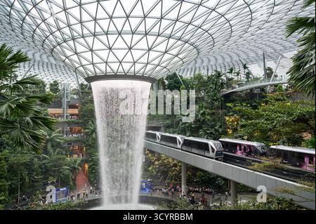 02.10.2025, Singapur, Republik Singapur, Asien - 2 Wagen des vollautomatischen Skytrain-Shuttleservice fahren durch Jewel Changi. Stockfoto