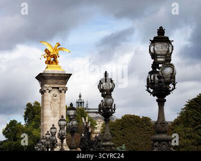 Dunkle Wolken über der Pont Alexandre III Paris Frankreich Stockfoto