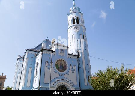 Bratislava, Slowakei, 3. september 2024: Kirche St. Elisabeth, allgemein bekannt als Blaue Kirche Stockfoto