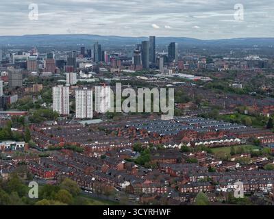 Blick auf das städtische Manchester mit Wohngebieten und Skyline unter bewölktem Himmel Stockfoto