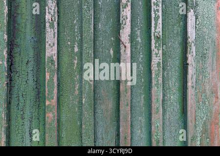 Vintage-grüne Holzoberfläche mit gerissener Farbe und rustikaler veralteter Textur für Hintergrunddesign. Stockfoto