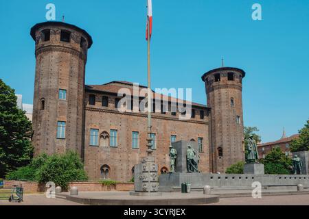 Das Denkmal für Emanuele Filiberto Herzog von Aosta in Turin, Italien, mit Bronzestatuen von Soldaten, vor dem mittelalterlichen Palazzo Madama und seinen beiden Stockfoto