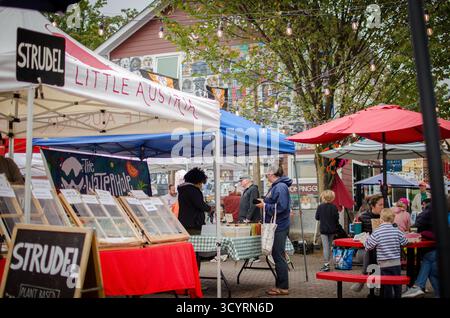 Am Wochenende besuchen Sie die Stände des Del Ray Farmers Market in Alexandria, Virginia, USA, umgeben von farbenfrohen Zelten und lokalen Kunstverkäufern. Stockfoto
