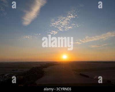 Bergnicourt, Rethel, Ardennes, Grand-Est, Frankreich, am 28. August 2025 Erleuchtet Ein fesselnder Sonnenaufgang das weite Ackerland und schafft eine ruhige und ruhige Umgebung Stockfoto