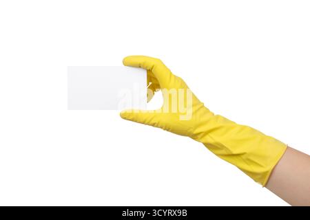 Hand in gelbem Schutzhandschuh mit Visitenkarte isoliert auf weißem Hintergrund Stockfoto
