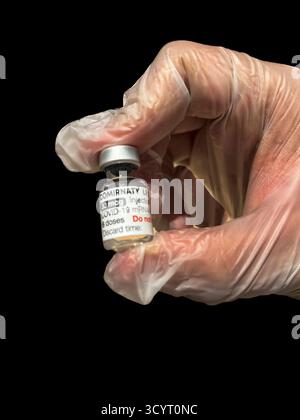 Paris, Frankreich, Nahaufnahme, Hand hält COVID-19 Impfstoff Durchstechflasche, 'Comiraty' Pfizer Pharmaceutical Stockfoto