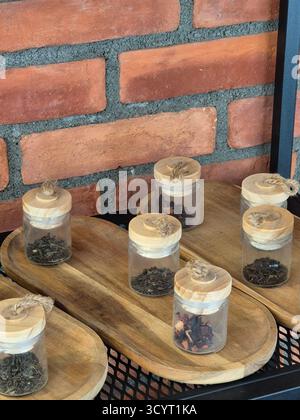 Gewürze in Glasgläsern auf einem Holzständer Stockfoto