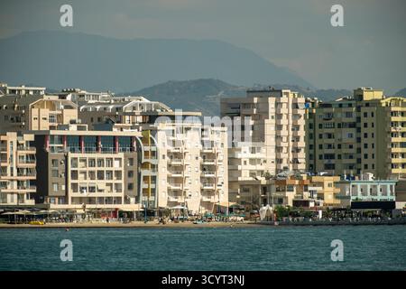 22.09.2024, Albanien, Durres, Durres - Wohngebiet mit Hotels und Strand in einer Bucht in der Nähe des Hafens, südlich des Stadtzentrums. 00A240922D1460CARO Stockfoto