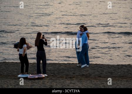 23.09.2024, Albanien, Divjaka, Divjaka - Junge einheimische Touristen am Strand an der Adriaküste im Divjaka-Karavasta Nationalpark feiern ihre fr. Stockfoto