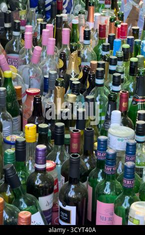 13.05.2025, Deutschland, Bremen, Bremen - Flaschen auf einer Straße neben einem Glasrecyclingbehälter, der aufgrund eines Streiks nicht geleert wurde. 00A250513D088 Stockfoto