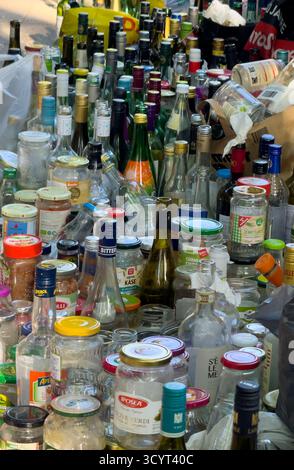 13.05.2025, Deutschland, Bremen, Bremen - Flaschen auf einer Straße neben einem Glasrecyclingbehälter, der aufgrund eines Streiks nicht geleert wurde. 00A250513D085CA Stockfoto