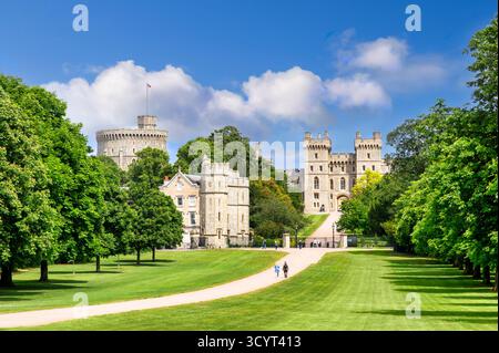 Windsor Castle, an einem schönen Sommertag - Eine Residenz der britischen Königsfamilie, es ist die am längsten bewohnte Burg in Europa. Stockfoto