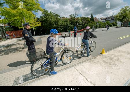 09.07.2025, Deutschland, Bremen, Bremen - Fahrradtraining für Grundschüler auf einem Schulspielplatz während der Sommerferien als öffentliche Presse e Stockfoto