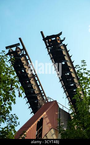 15.08.2025, Deutschland, Nordrhein-Westfalen, Essen - Alte Förderbänder für Kohle, nicht mehr in Gebrauch, erstrecken sich zum Himmel, UNESCO-Weltkulturerbe Stockfoto