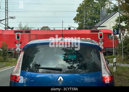 19.09.2024, Deutschland, Nordrhein-Westfalen, Mersch - Mersch, Deutschland ñ Fahrzeuge, die an einem Bahnübergang warten, bis ein Zug vorbeifährt. 00S240919D466CAROEX.JPG Stockfoto