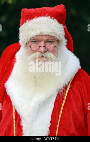 28.09.2024, Deutschland, Brandenburg, Neuenhagen - Porträt des Weihnachtsvaters. 00S240928D544CAROEX.JPG [MODELLVERSION: NEIN, EIGENSCHAFTSFREIGABE: NEIN (C) CARO Stockfoto
