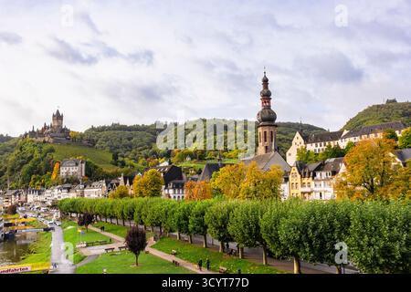 Blick entlang der Mosel zur Reichsburg Cochem auf dem Hügel über der Stadt im Herbst. Cochem, Rheinland-Pfalz, Deutschland, Europa Stockfoto