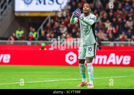 Mike Maignan vom AC Mailand Gesten während des Fußballspiels der Serie A 2025/26 zwischen AC Mailand und ACF Fiorentina im San Siro Stadion in Mailand Stockfoto