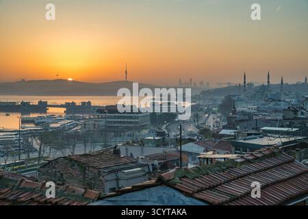 Istanbul Turkiye (Türkei), Skyline der Stadt Sonnenaufgang am Goldenen Horn und Bosporus Strait Stockfoto