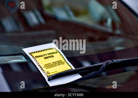 Parkticket auf der Windschutzscheibe, South Oxhey, Hertfordshire, England, Großbritannien Stockfoto