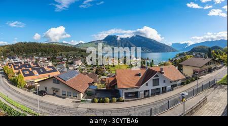 Spiez Schweiz, Panorama City Skyline am Thunersee in der Herbstsaison Stockfoto