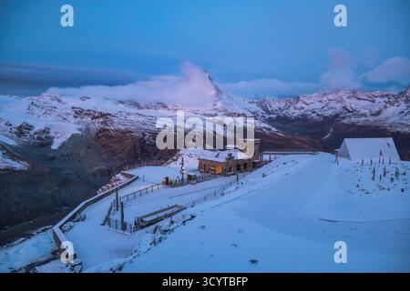 Zermatt Schweiz, Blick auf das Matterhorn und die Gornergrat bahn im Winter Stockfoto