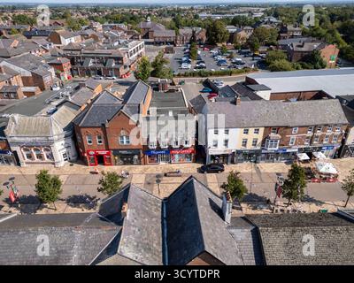 ORMSKIRK, LANCASHIRE, ENGLAND - 17. AUGUST 2025: Aus der Vogelperspektive der High Street in Ormskirk, Lancashire, England, gesäumt von Geschäften und historischen Stadtbauten Stockfoto