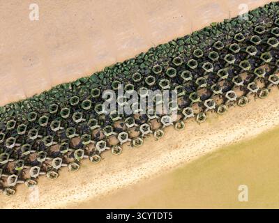 Von oben nach unten auf den Wallasey-Damm, die Seeverteidigung und die Offshore-Wellenbrecher in New Brighton, Wirral, England Stockfoto