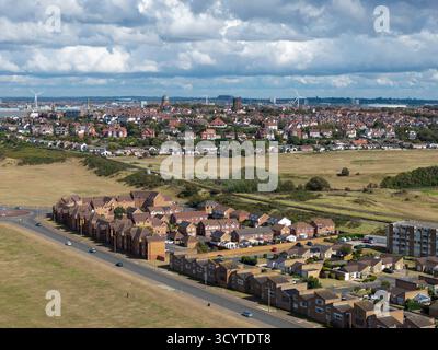 WIRRAL, MERSEYSIDE, ENGLAND - 27. AUGUST 2025: Eine Luftaufnahme zeigt Wohngebäude in Wallasey, Wirral, England Stockfoto