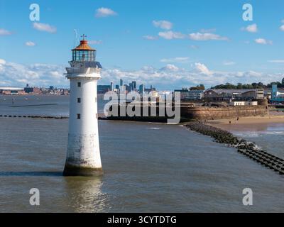 WIRRAL, MERSEYSIDE, ENGLAND - 27. AUGUST 2025: Barch Rock Lighthouse und Fort in New Brighton, Wirral, England. Stockfoto