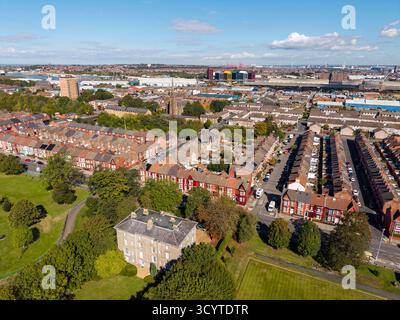 WIRRAL, MERSEYSIDE, ENGLAND - 22. SEPTEMBER 2025: Luftaufnahme von Wohnstraßen und Terrassenhäusern neben Birkenhead Park, Wirral, England Stockfoto