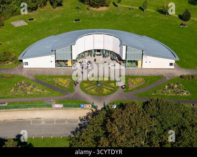 WIRRAL, MERSEYSIDE, ENGLAND - 22. SEPTEMBER 2025: Aus der Vogelperspektive des Birkenhead Park Visitor Centre in Wirral, England Stockfoto