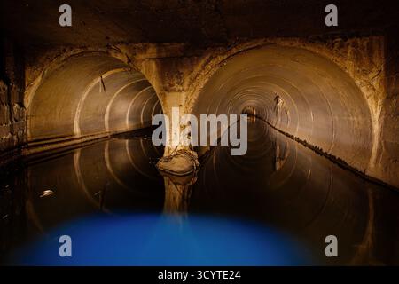 Zwei Kanalleitungen, die mit einem großen Abwasser- und Abflusswassersammler verbunden sind. Stockfoto