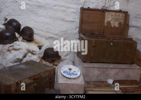 Artefakte aus der Zeit des Zweiten Weltkriegs im Rommel's Cave Museum, das als Basis für Operationen des deutschen Generals während der Nazi-Invasion in Nordafrika, Matrouh, Egyp, diente Stockfoto