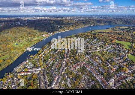 Luftbild, Wohngebiet Ortsansicht Ortsteil Werden am Baldeneysee mit Stauwehr RWE Wasserkraftwerk Baldeney, Golfplatz Golfriege ETUF e.V. und Tennisplätze, herbstlicher Kruppwald an der Freiherr-vom-Stein-Straße, blauer Himmel mit Wolken, Werden, Essen, Ruhrgebiet, Nordrhein-Westfalen, Deutschland ACHTUNGxMINDESTHONORARx60xEURO *** Luftsicht, Wohngebiet Ortsgebiet Werden am Baldeney See mit Wehr RWE Wasserkraftwerk Baldeney, Golfplatz Golfriege ETUF e V und Tennisplätze, herbstlicher Kruppwald bei Freiherr vom Stein Straße, blauer Himmel mit Wolken, Werden, Essen, Ruhrgebiet, Nord Stockfoto