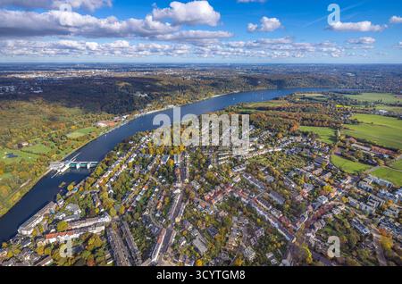 Luftbild, Wohngebiet Ortsansicht Ortsteil Werden am Baldeneysee mit Stauwehr RWE Wasserkraftwerk Baldeney, Golfplatz Golfriege ETUF e.V. und Tennisplätze, herbstlicher Kruppwald an der Freiherr-vom-Stein-Straße, blauer Himmel mit Wolken, Werden, Essen, Ruhrgebiet, Nordrhein-Westfalen, Deutschland ACHTUNGxMINDESTHONORARx60xEURO *** Luftsicht, Wohngebiet Ortsgebiet Werden am Baldeney See mit Wehr RWE Wasserkraftwerk Baldeney, Golfplatz Golfriege ETUF e V und Tennisplätze, herbstlicher Kruppwald bei Freiherr vom Stein Straße, blauer Himmel mit Wolken, Werden, Essen, Ruhrgebiet, Nord Stockfoto
