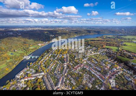 Luftbild, Wohngebiet Ortsansicht Ortsteil Werden am Baldeneysee mit Stauwehr RWE Wasserkraftwerk Baldeney, Golfplatz Golfriege ETUF e.V. und Tennisplätze, herbstlicher Kruppwald an der Freiherr-vom-Stein-Straße, blauer Himmel mit Wolken, Werden, Essen, Ruhrgebiet, Nordrhein-Westfalen, Deutschland ACHTUNGxMINDESTHONORARx60xEURO *** Luftsicht, Wohngebiet Ortsgebiet Werden am Baldeney See mit Wehr RWE Wasserkraftwerk Baldeney, Golfplatz Golfriege ETUF e V und Tennisplätze, herbstlicher Kruppwald bei Freiherr vom Stein Straße, blauer Himmel mit Wolken, Werden, Essen, Ruhrgebiet, Nord Stockfoto