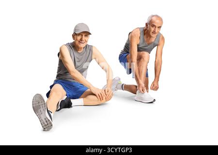 Ältere Männer in Sportbekleidung bereiten sich auf ein Workout vor, isoliert auf weißem Hintergrund Stockfoto