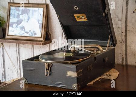 Cesenatico – Italien – 7. September 2025: Vintage-Plattenspieler mit Schallplatte im Inneren. Stockfoto