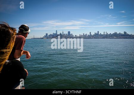 17. OCT 2025 - San Francisco, CA, USA - Ein Blick auf die Skyline von San Francisco mit den Wolkenkratzern von einem Boot in der Bucht Stockfoto