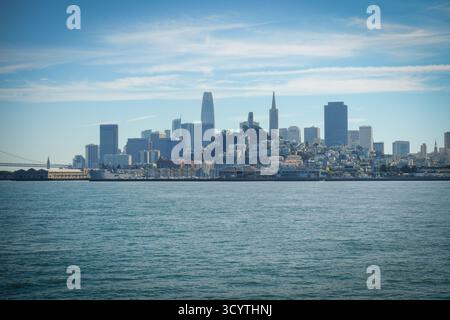 17. OCT 2025 - San Francisco, CA, USA - Ein Blick auf die Skyline von San Francisco mit den Wolkenkratzern von einem Boot in der Bucht Stockfoto